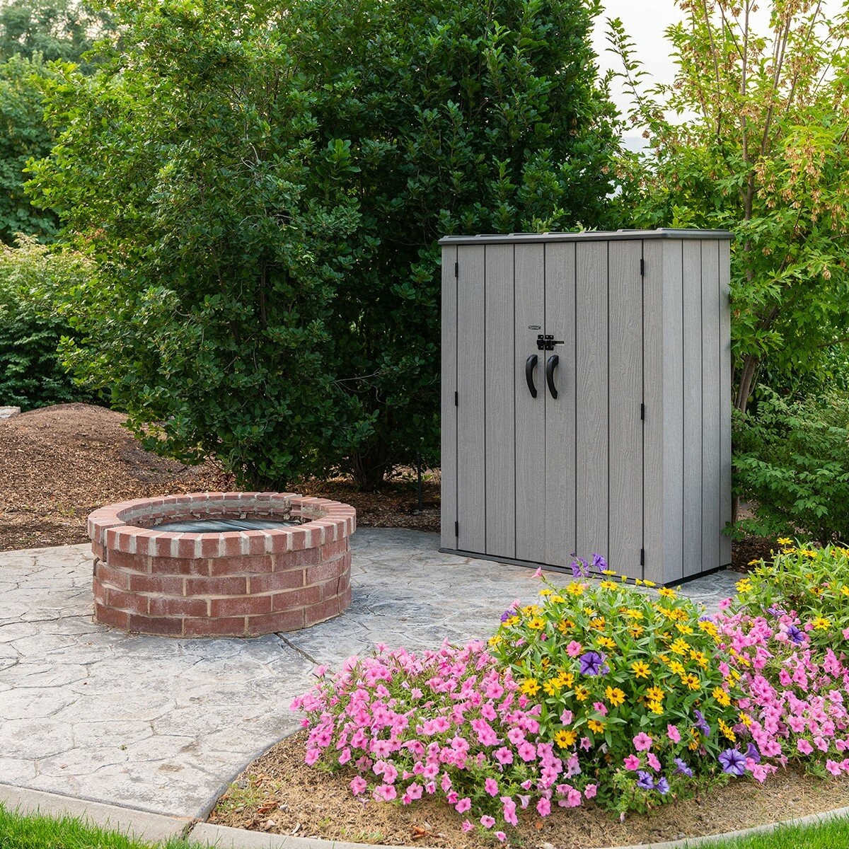 Lifetime 4.5呎 X 2.3呎儲藏屋 含層架