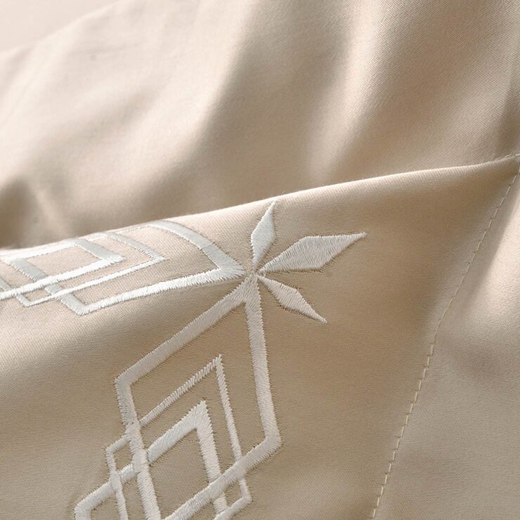 La Belle 雙人特大300織長絨棉刺繡被套床包4件組 180公分 X 210公分 閃耀稜光 奶茶杏