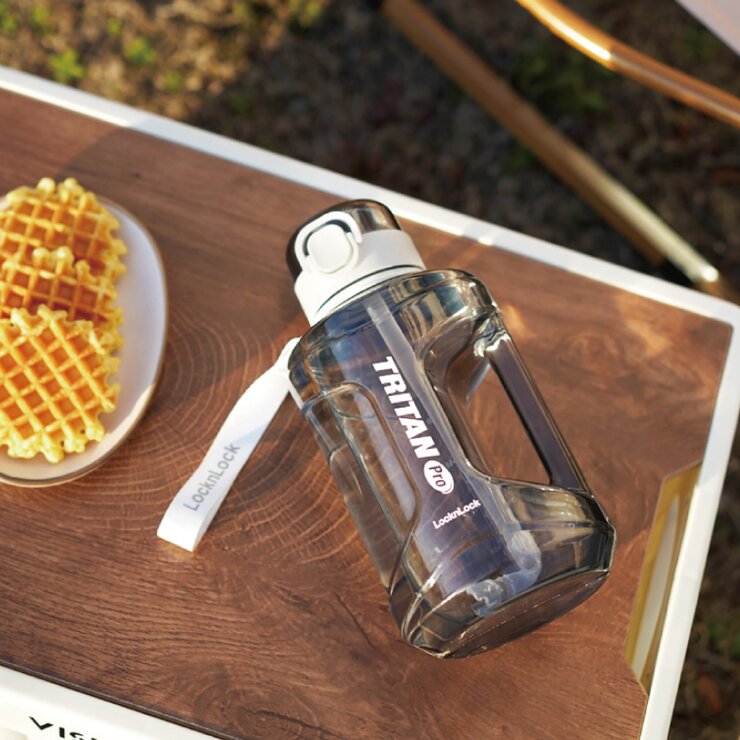 樂扣樂扣 Tritan 大容量彈蓋提帶冷水壺 2.2公升 白