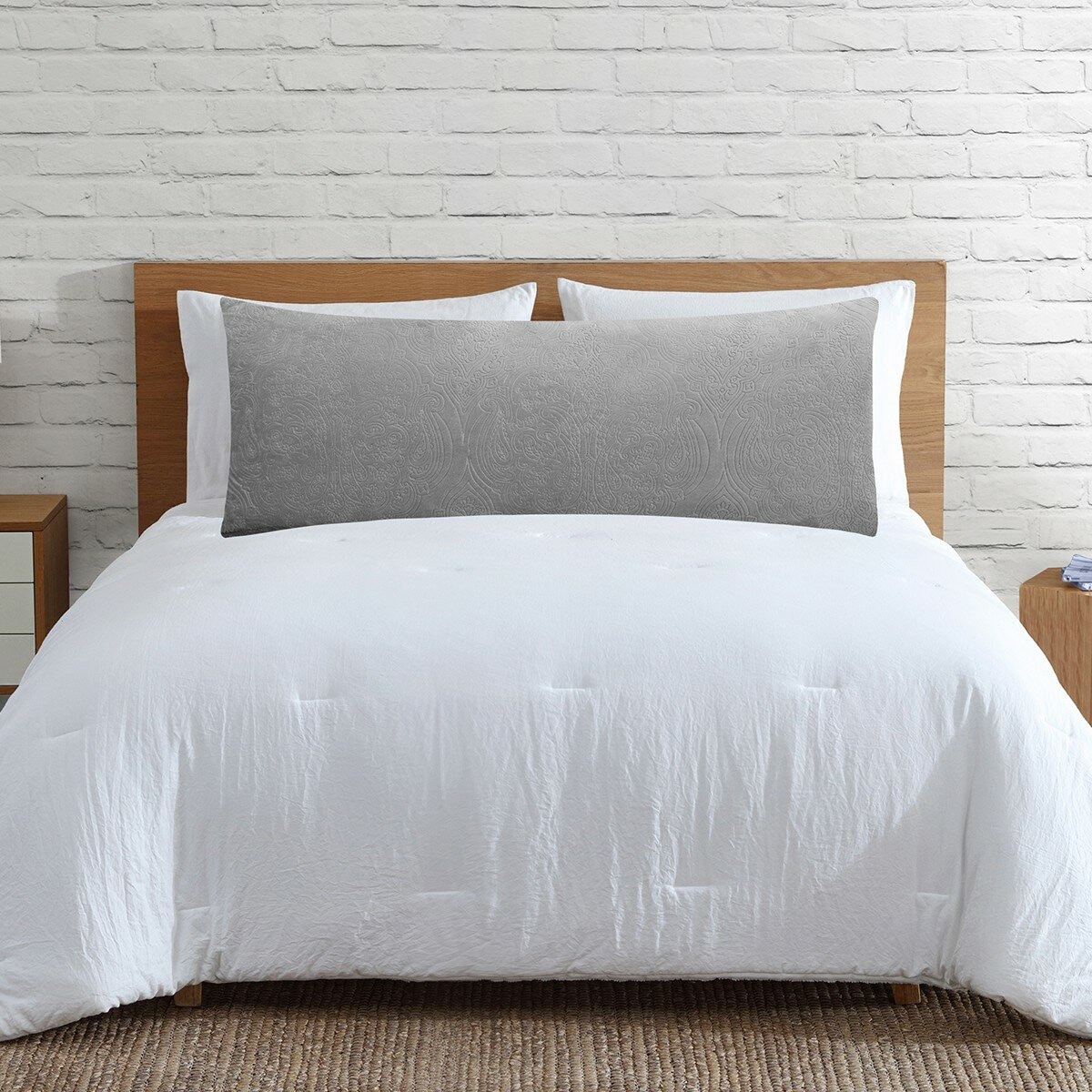 Sutton Place 壓花長抱枕 50公分 X 121公分 銀灰 Sutton Place 壓花長抱枕 50公分 X 121公分 銀灰