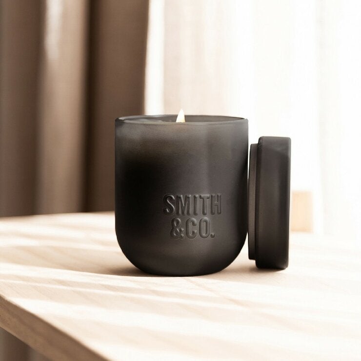 SMITH & CO. 香氛蠟燭 250公克 菸草與雪松木 SMITH & CO. 香氛蠟燭 250公克 菸草與雪松木