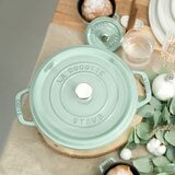 Staub 雙耳圓形鑄鐵深湯鍋 含鋼頭鍋蓋 24公分 晨露綠