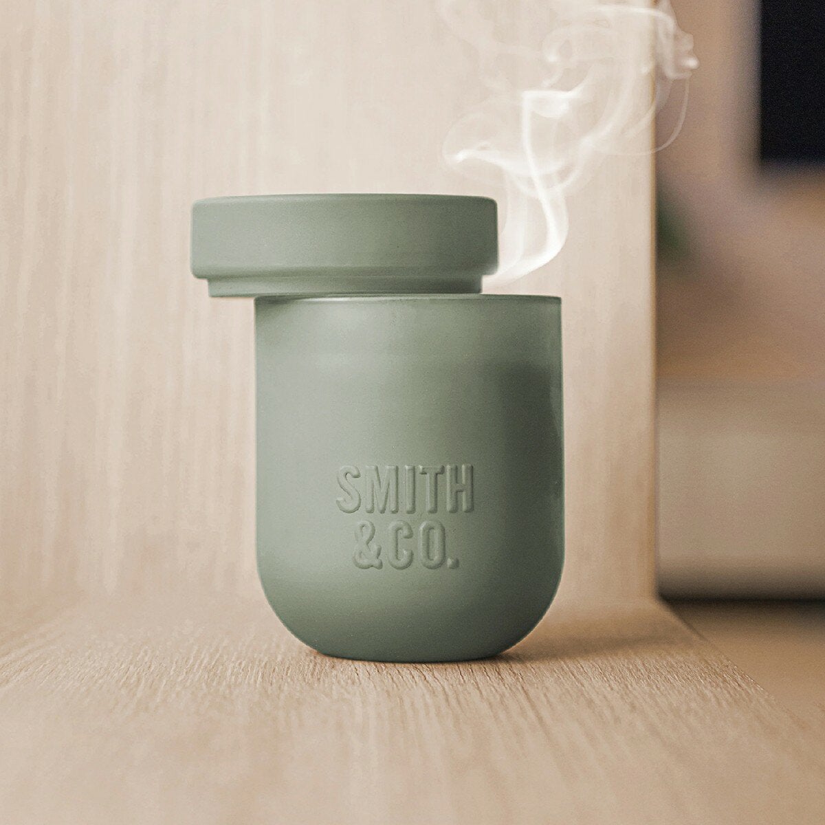SMITH & CO. 香氛蠟燭 250公克 琥珀與小蒼蘭 SMITH & CO. 香氛蠟燭 250公克 琥珀與小蒼蘭