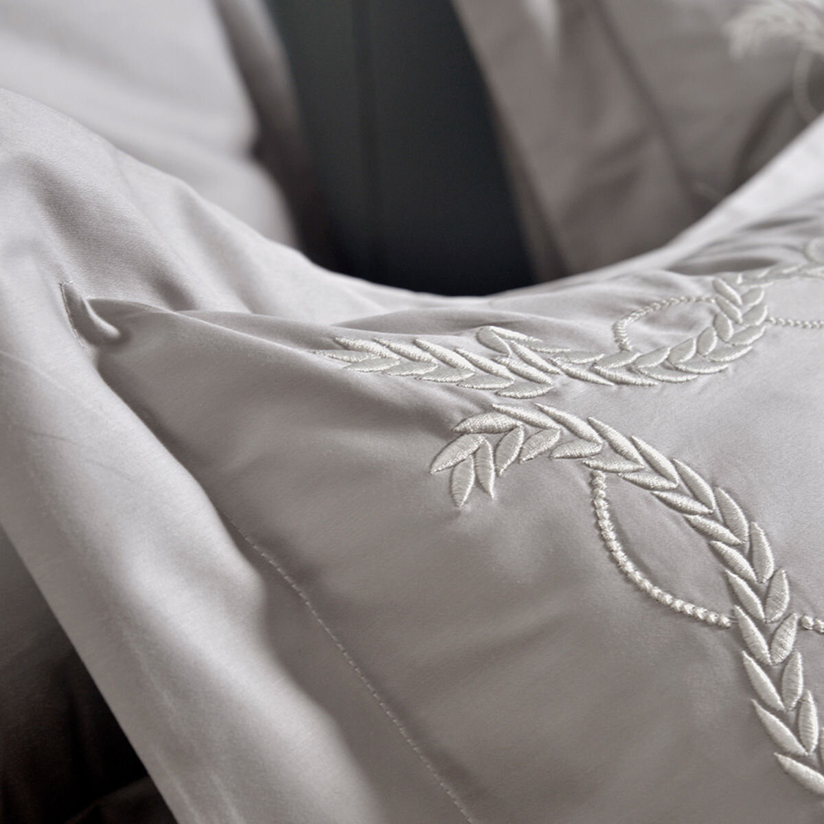 La Belle 雙人特大300織純棉刺繡被套床包4件組 180公分 X 210公分 藤蔓款 白銀灰
