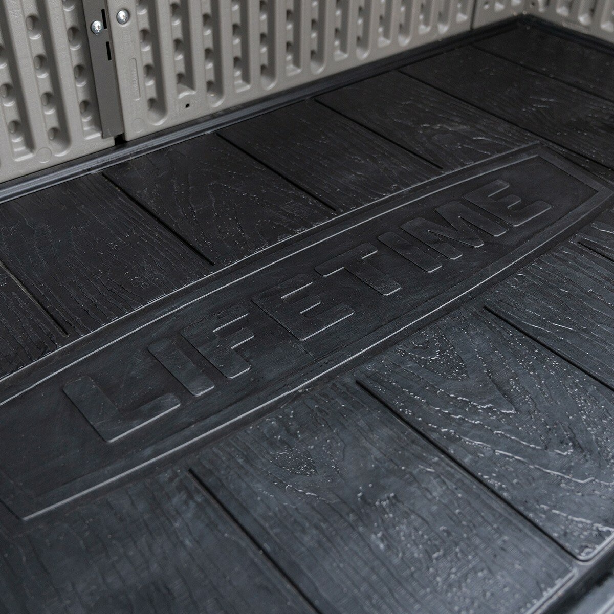 Lifetime 4.5呎 X 2.3呎儲藏屋 含層架