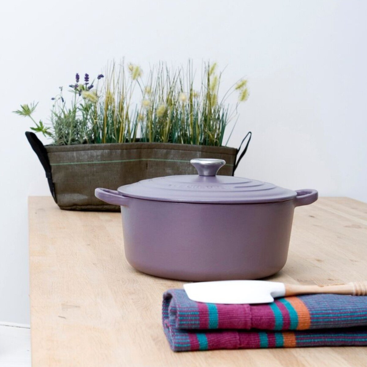 Le Creuset 雙耳圓形鑄鐵鍋 含鋼頭鍋蓋 28公分 水晶紫
