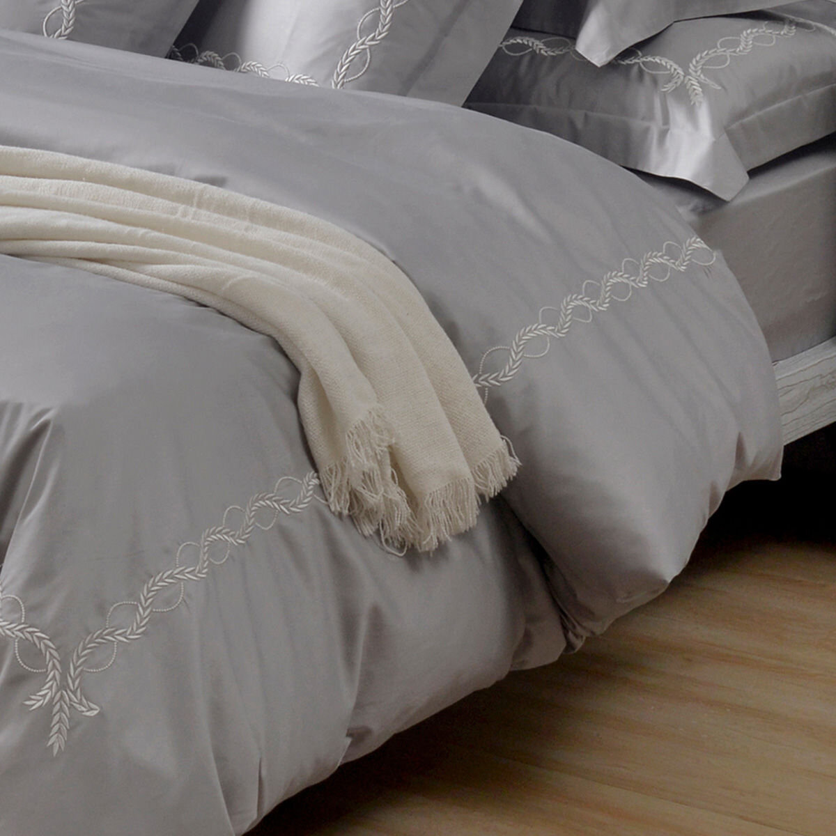 La Belle 雙人加大300織純棉刺繡被套床包4件組 180公分 X 186公分 藤蔓款 白銀灰
