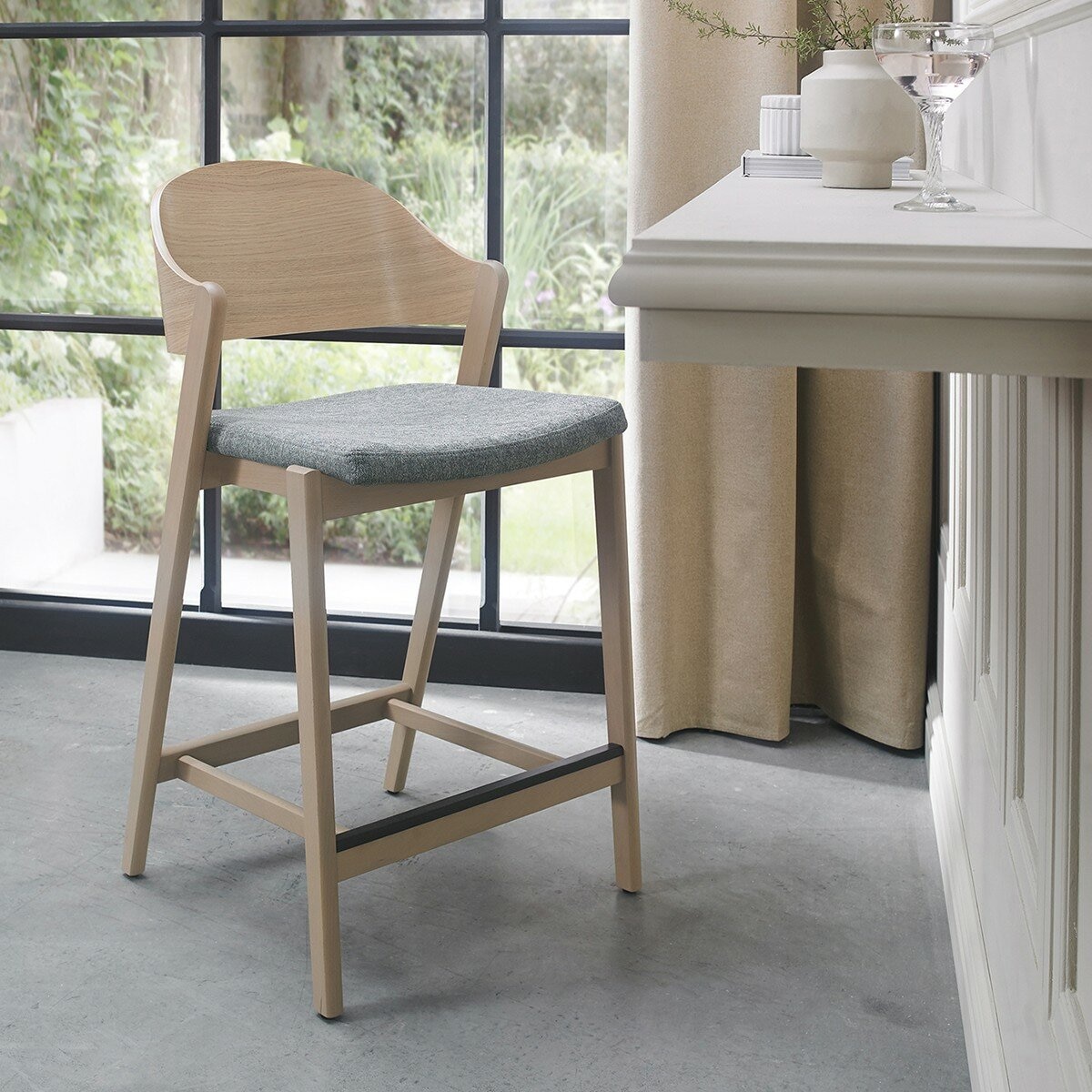 Bentley Designs Vega 布面吧檯椅